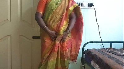 'Yar mace 'yar Indiya za ta nuna nonuwanta na halitta ga mai gida